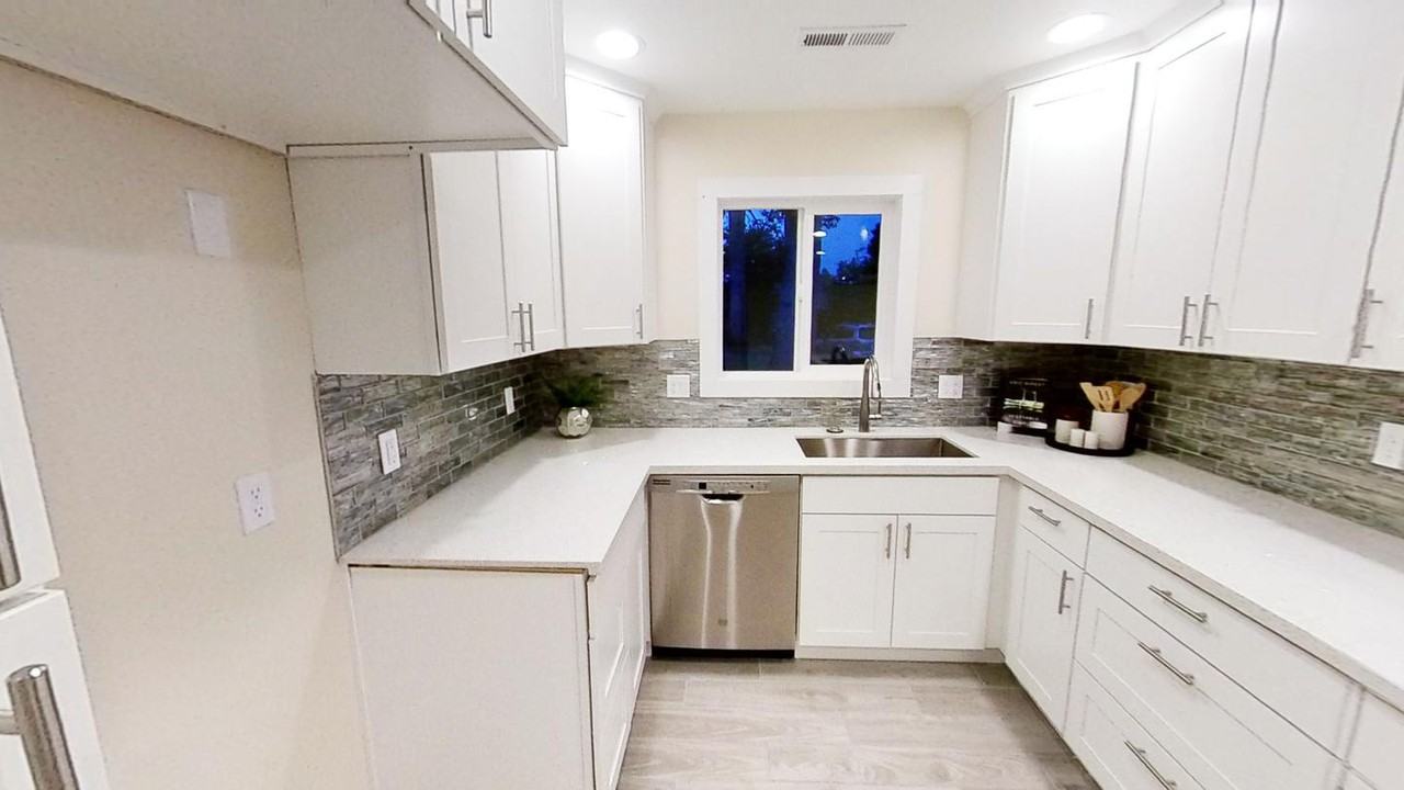 Spacious Hillsboro home with large patio/yard - Photo 4 of 30