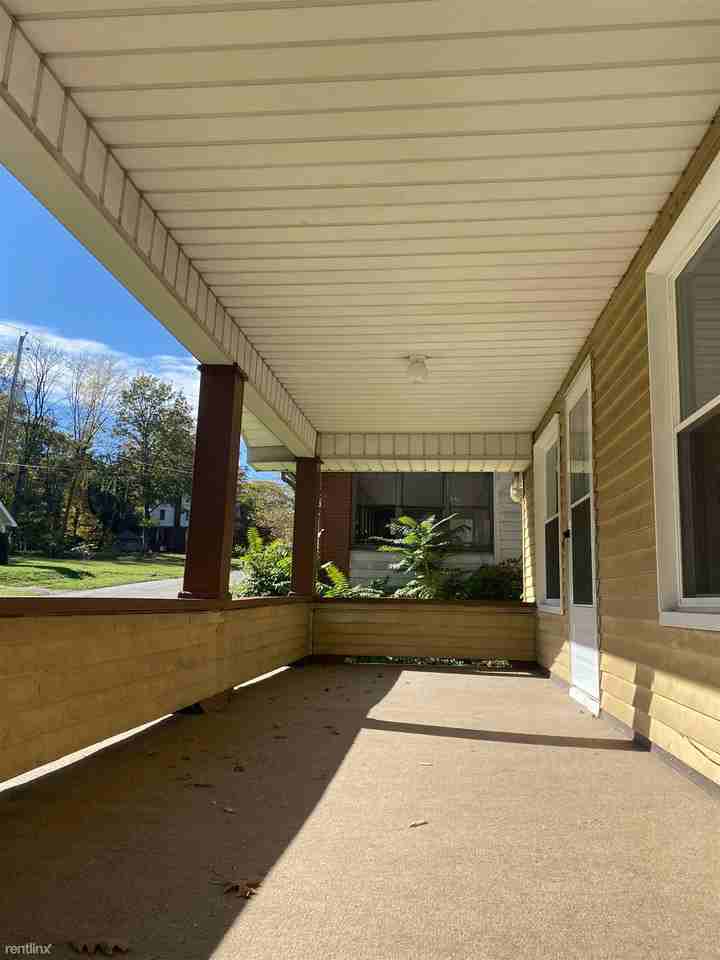 110 Halleck St - Photo 2 of 10