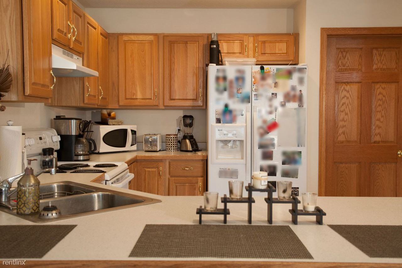 430 Sarah Cir - Photo 3 of 8