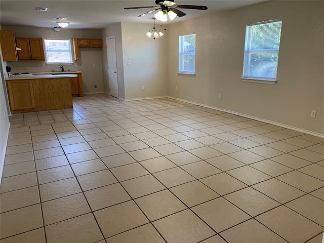 215 Dean Ct - Photo 3 of 7