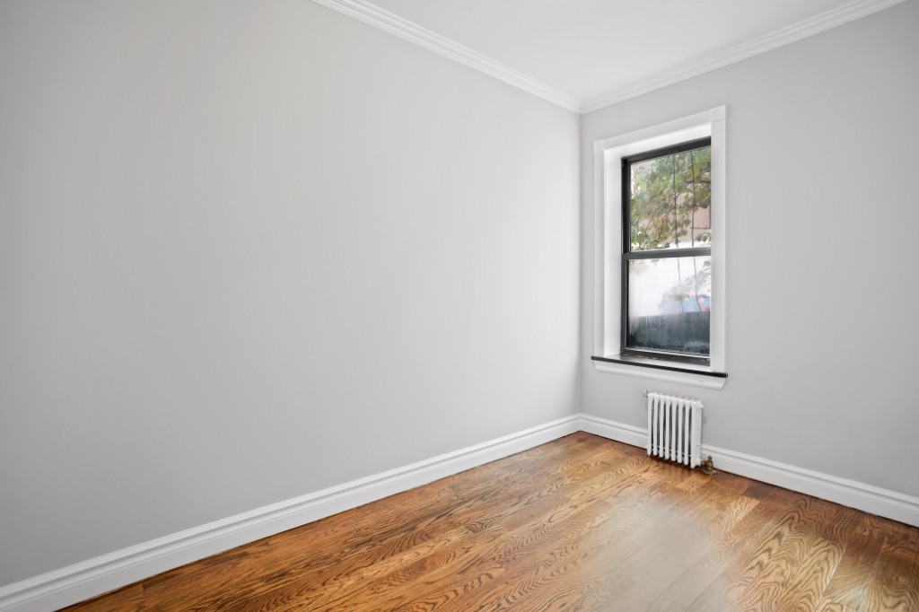 346 E 18th St #A - Photo 4 of 10