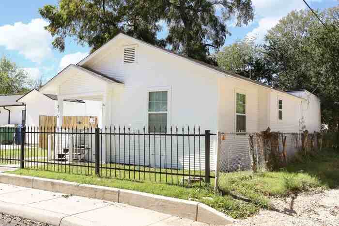 215 Crittendon St - Photo 2 of 50