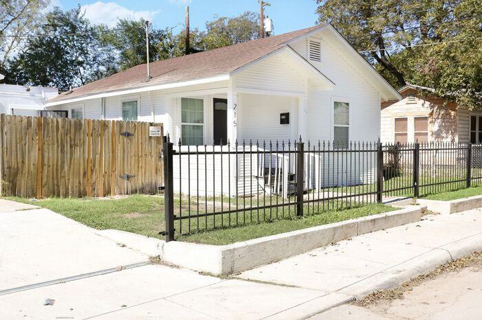 215 Crittendon St - Photo 3 of 50