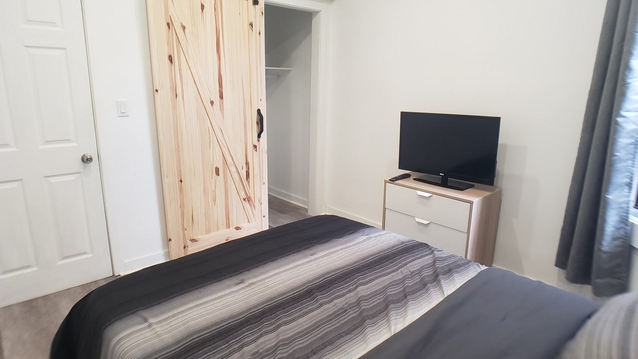 Lansdowne Ave & Bloor St W - Photo 4 of 5