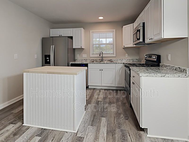 734 Loch Lomond Cir - Photo 3 of 17