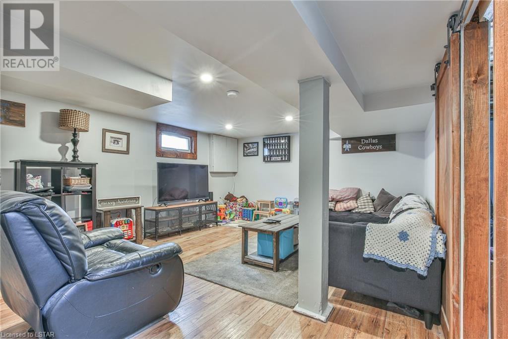 Attractive One Bedroom Basement Apartment 1100 Inclusive Available January 1st Apartments 86