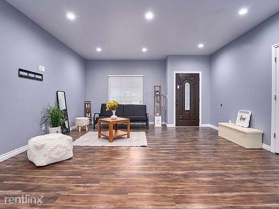 324 Ivone Dr - Photo 2 of 3