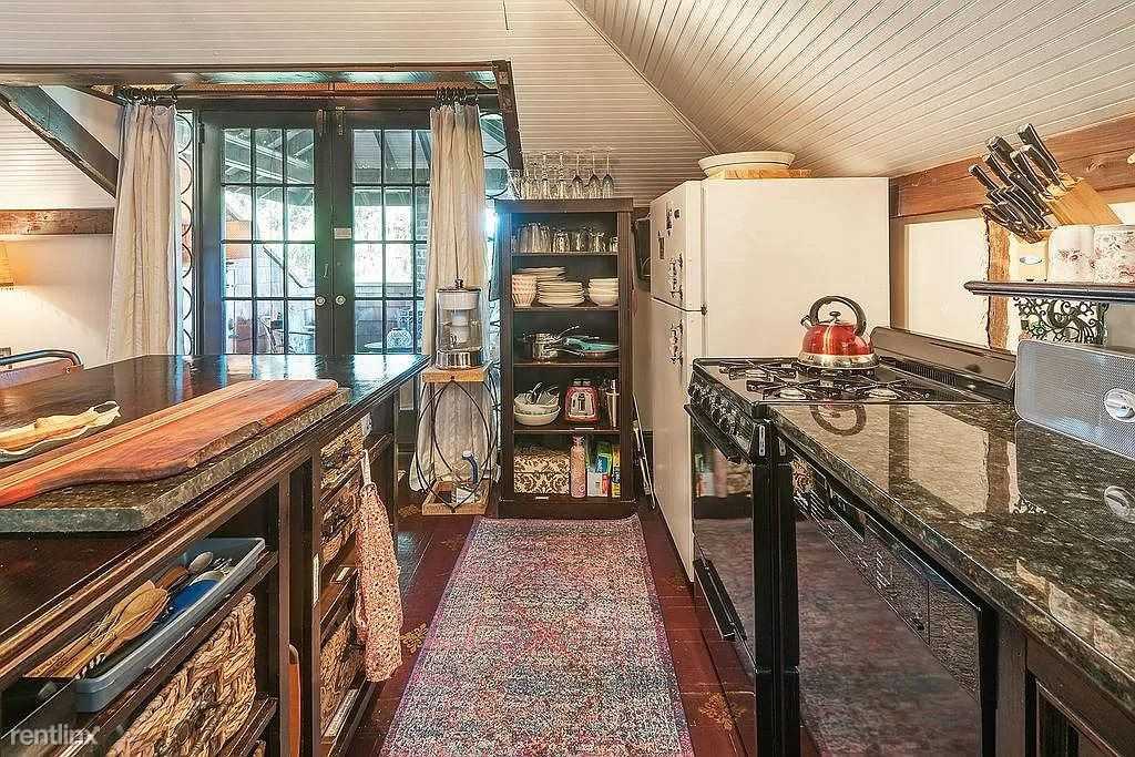 109 N Liberty St - Photo 2 of 7