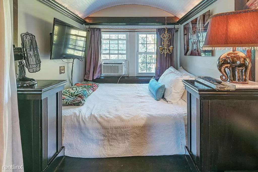 109 N Liberty St - Photo 3 of 7