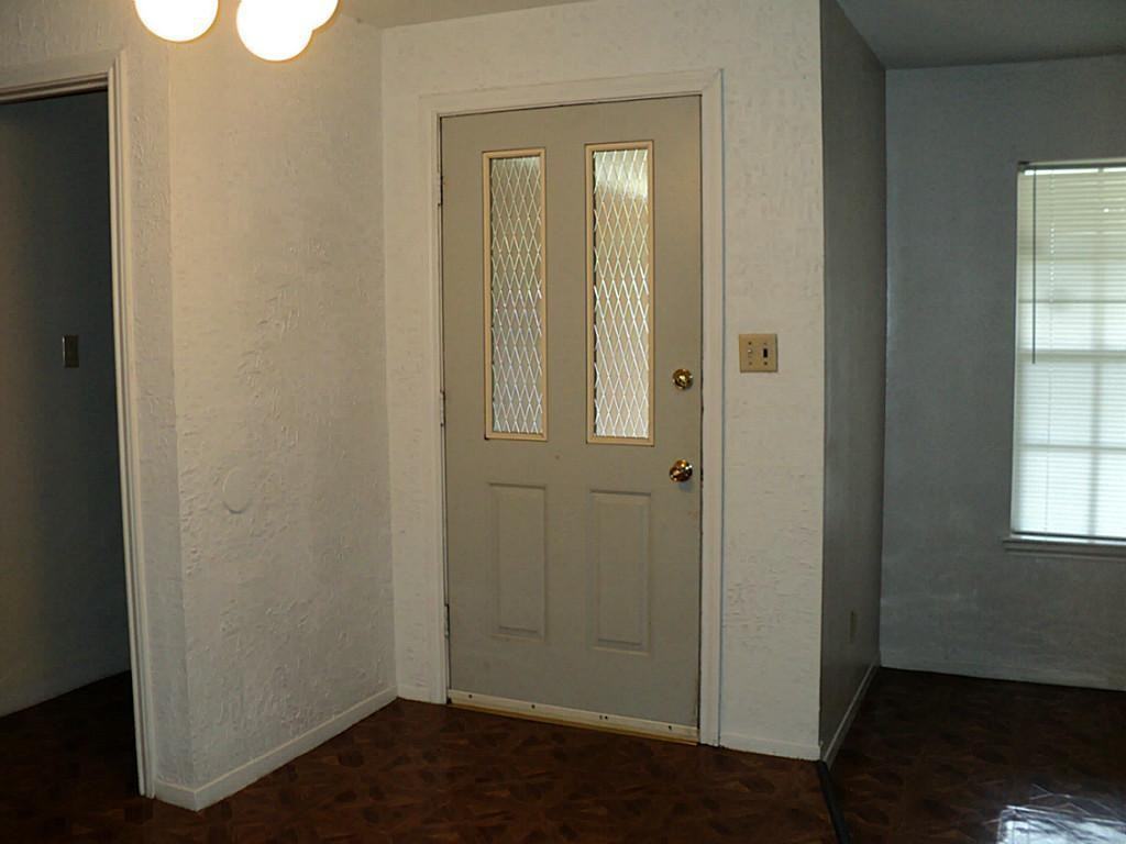 14015 Lantern Ln - Photo 3 of 17