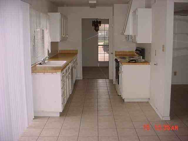 933 Longhorn Dr - Photo 3 of 7
