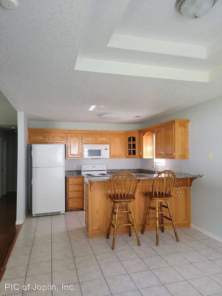 Country Club Duplex - 2104 Country Club Drive - Photo 2 of 6