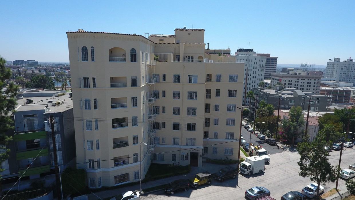 Chateau Nob Hill Apartments - Photo 2 of 23