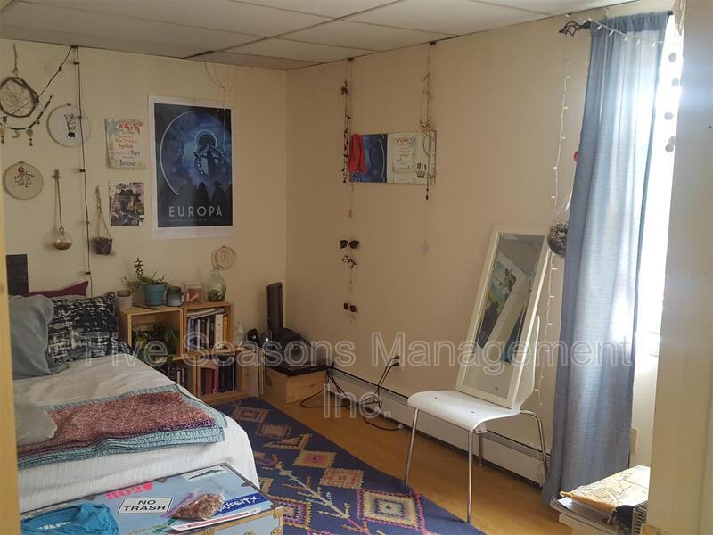 341 Pearl St - Photo 3 of 10