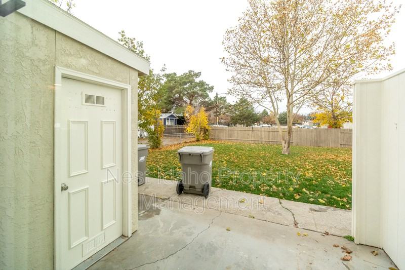 221 N Liberty St - Photo 7 of 27