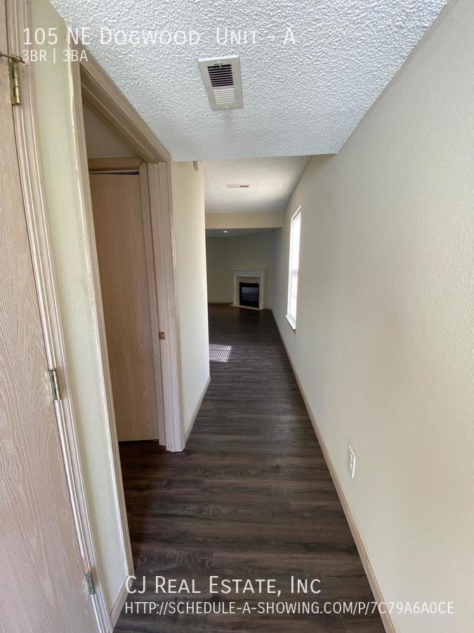 105 105 NE Dogwood  Unit #A - Photo 2 of 11