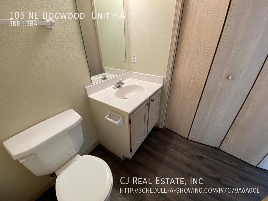 105 105 NE Dogwood  Unit #A - Photo 3 of 11