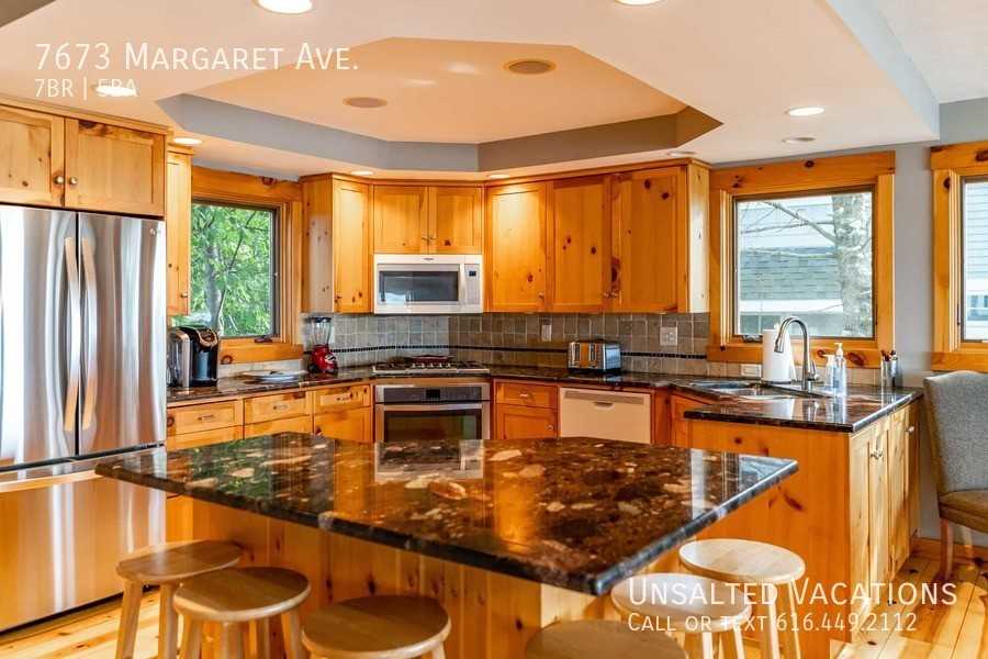 7673 Margaret Ave - Photo 3 of 16