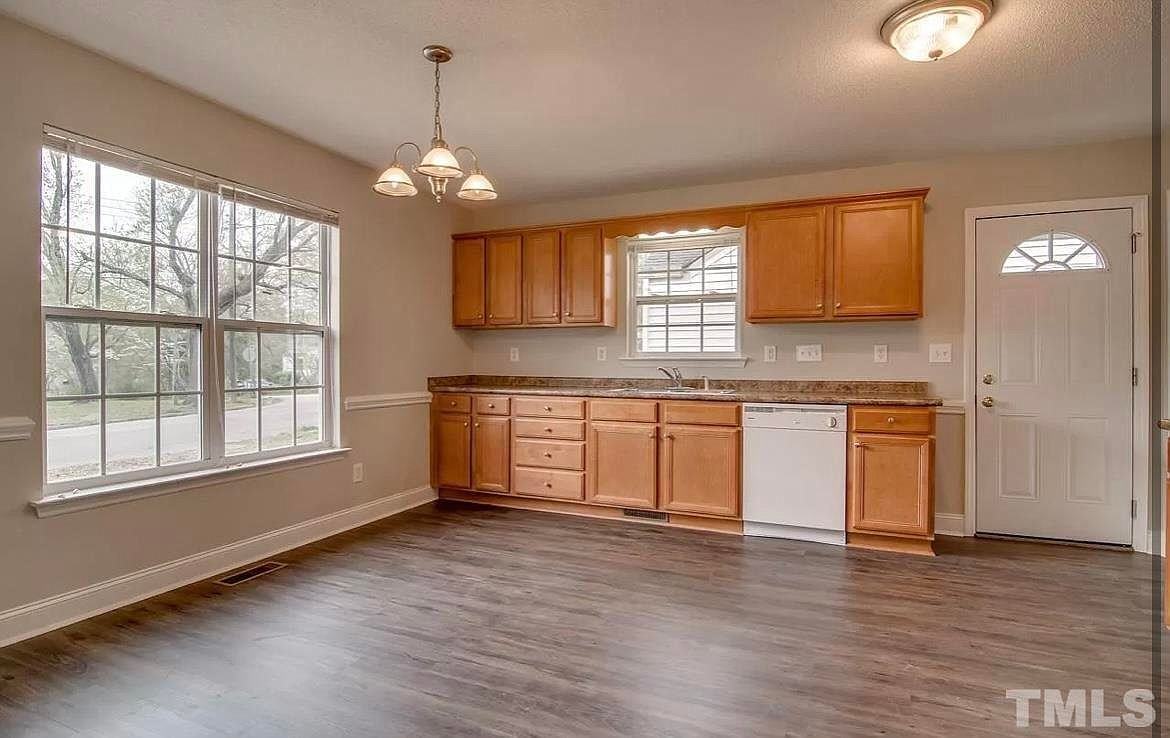 2422 Shenandoah Ave - Photo 3 of 17