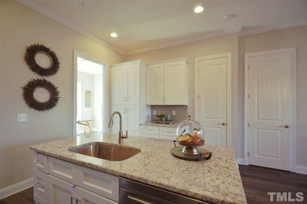 118 Philips Square - Photo 3 of 34