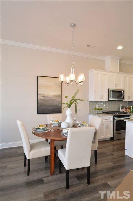 118 Philips Square - Photo 6 of 34