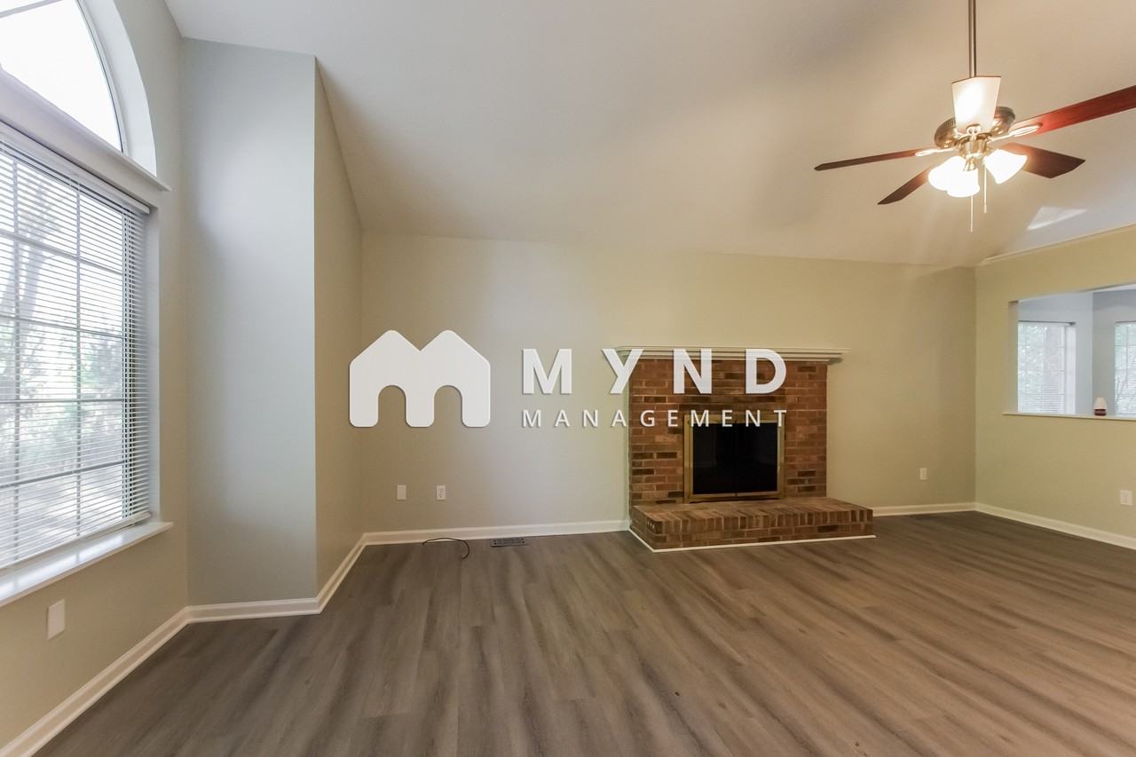 9640 Surrey Rd - Photo 2 of 17