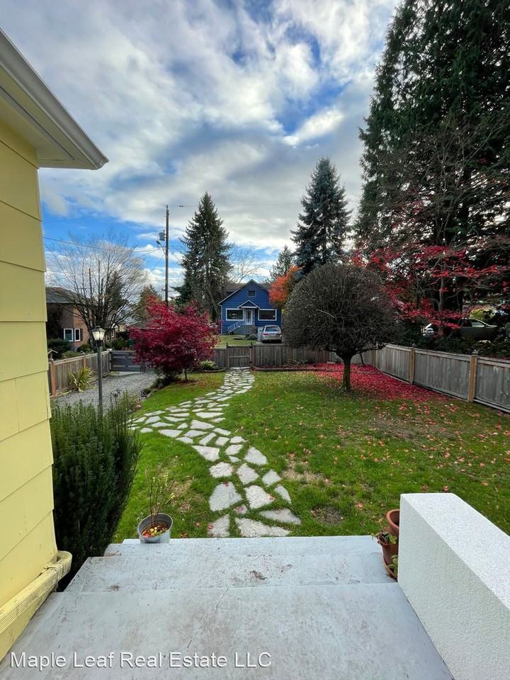 1242 Ne 94th St - Photo 3 of 19