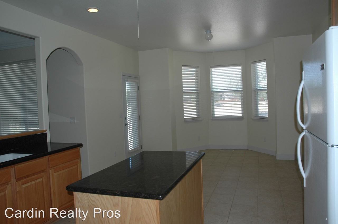 572 Wedge Ln - Photo 3 of 10