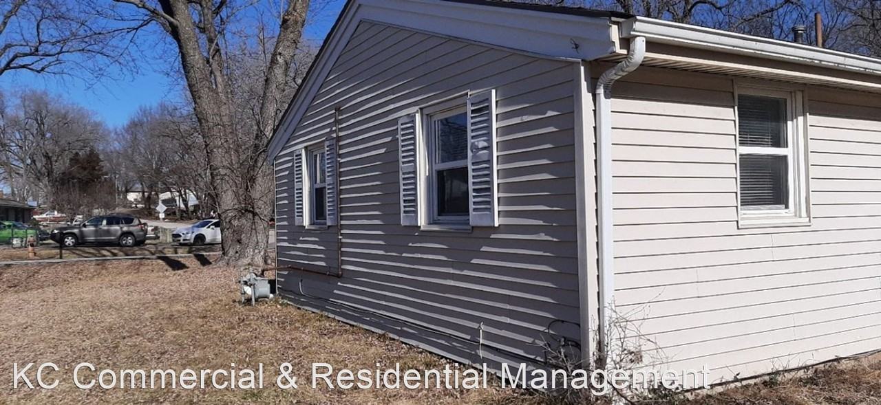 701 Nw 80th Ter - Photo 3 of 32