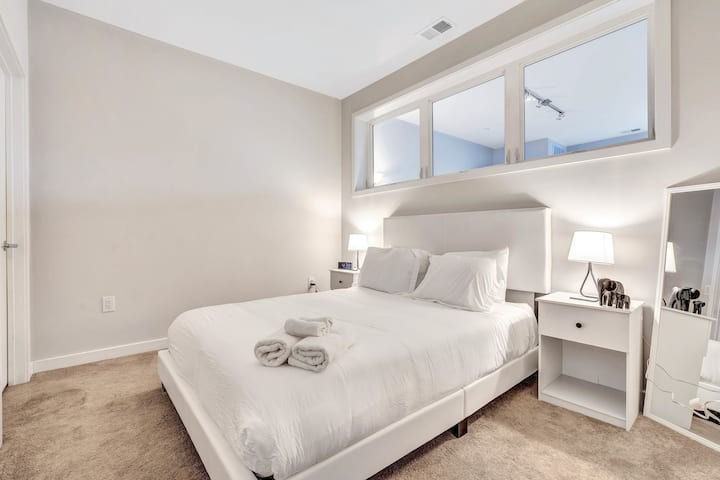 1200 Manor Residence - Photo 6 of 40