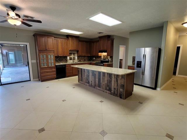 110 Kirby Cir - Photo 3 of 25