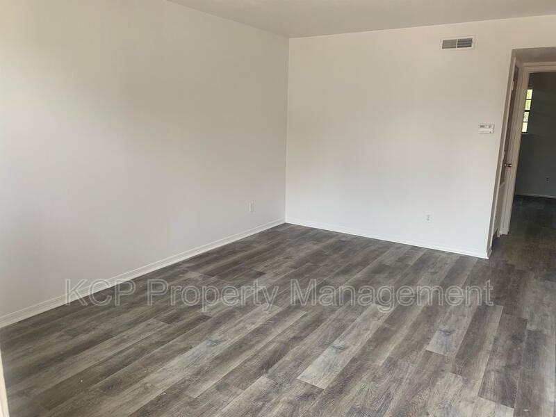 340 W Dogwood St - Photo 2 of 7