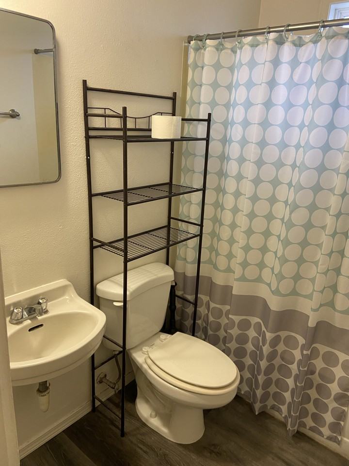 1005 E 9th S #1 - Photo 3 of 10