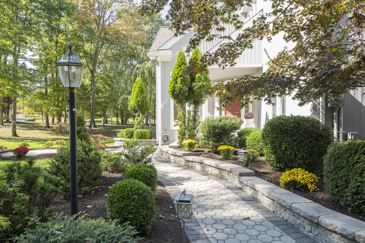 80 Viburnum Dr - Photo 2 of 23