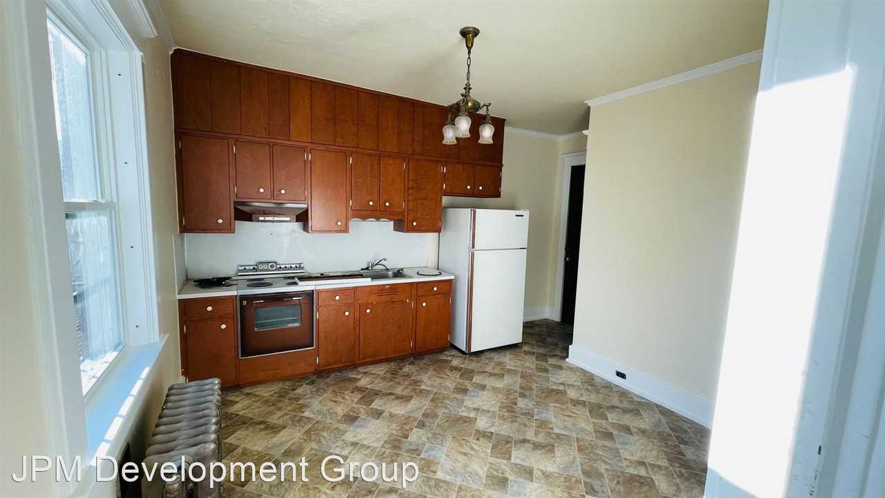 302 S Broad St - Photo 2 of 9