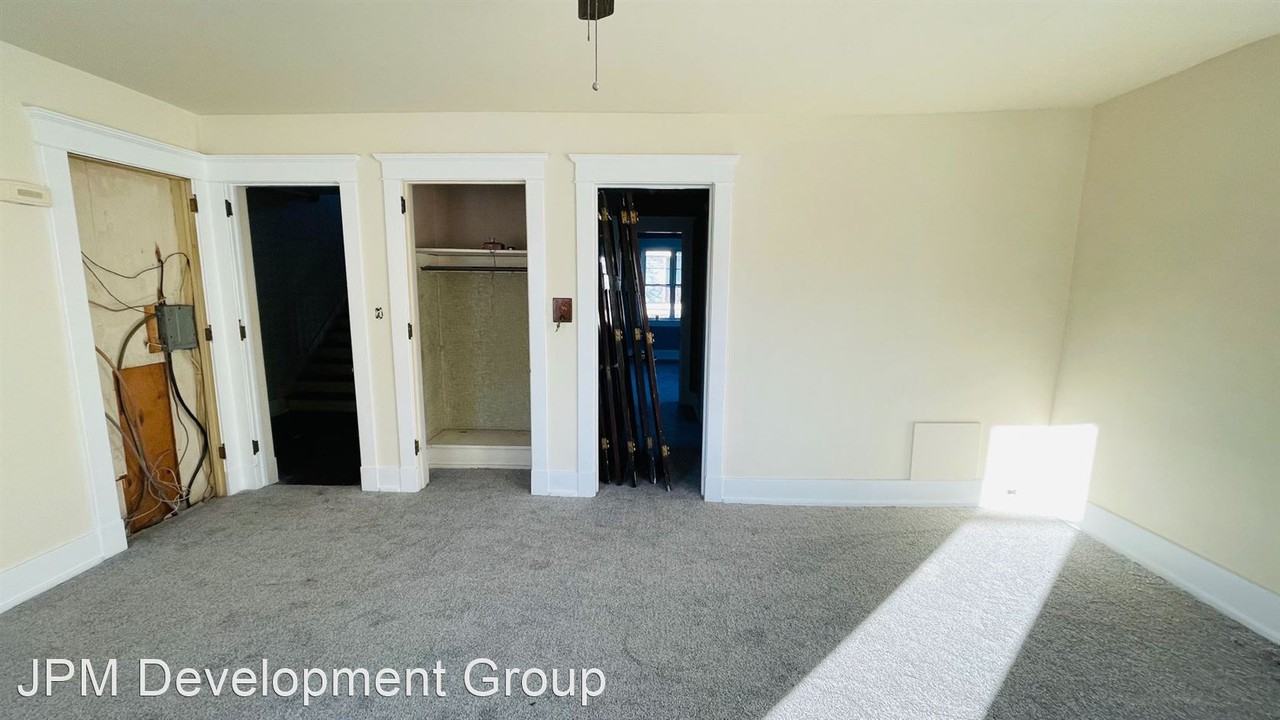 302 S Broad St - Photo 3 of 9