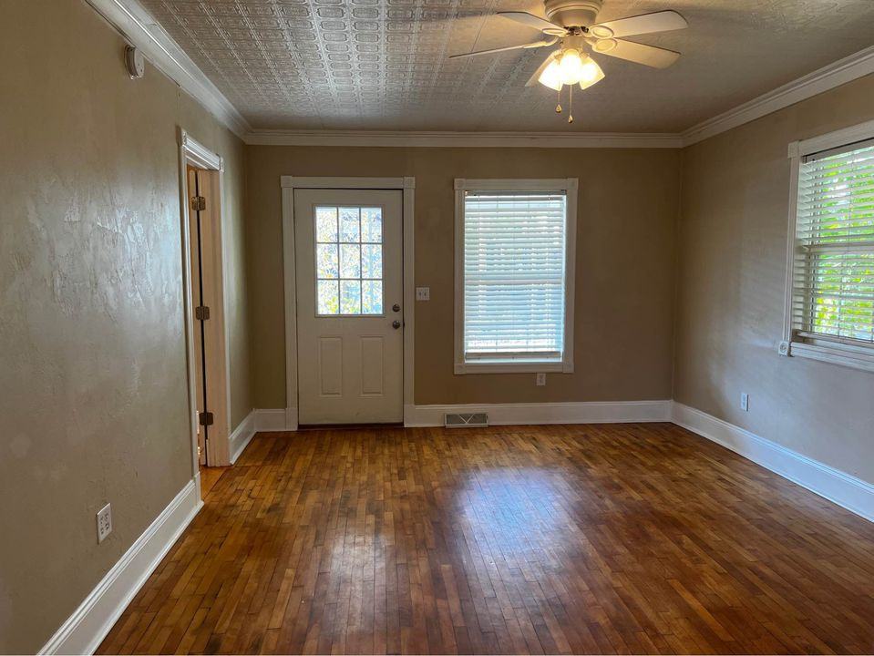 370 Oak St - Photo 3 of 14