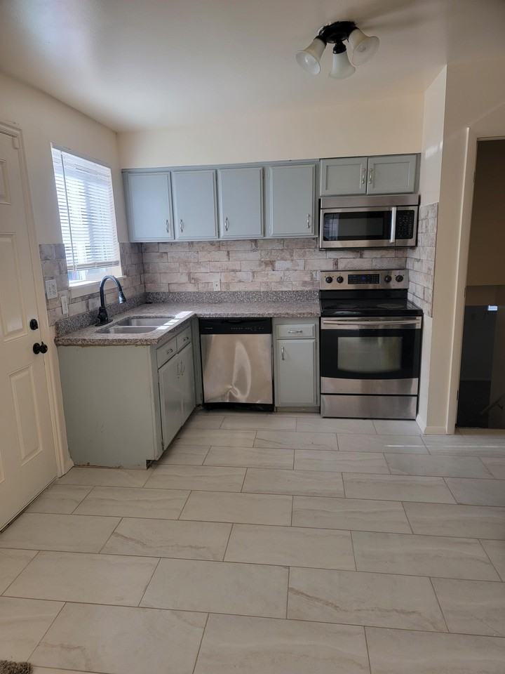 3212 S 2125 E #3212 - Photo 3 of 34