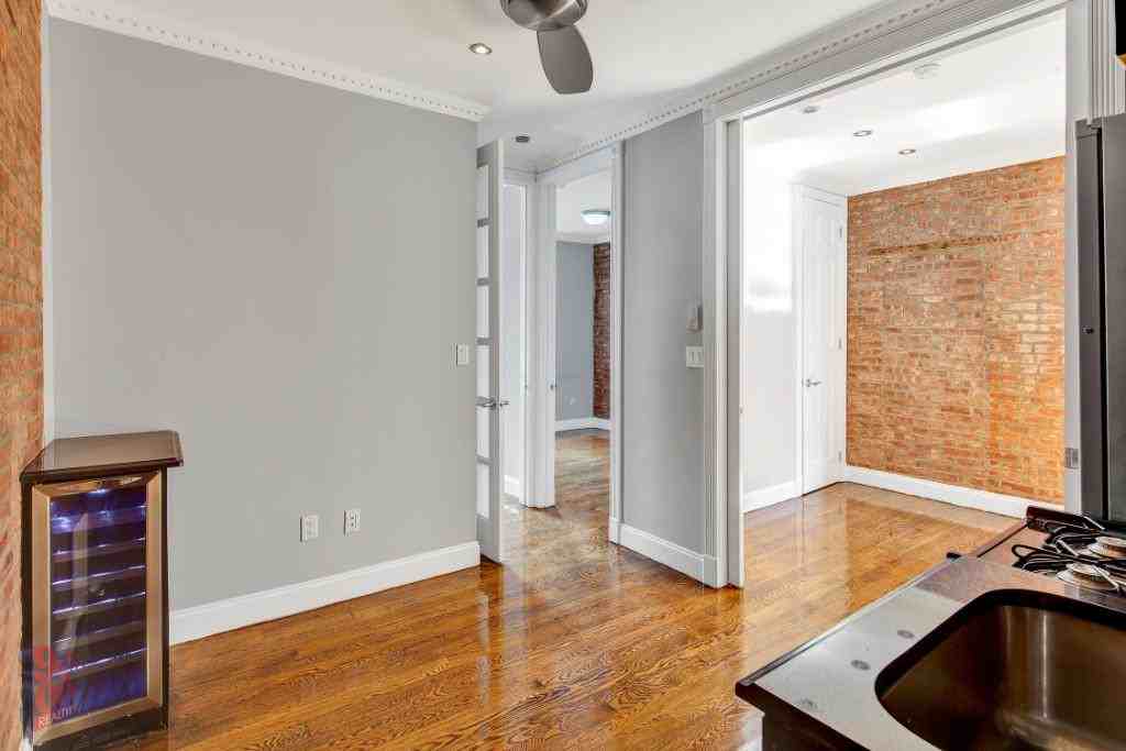 E 106th St #7 - Photo 5 of 10