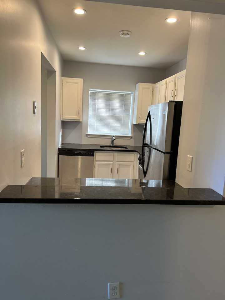 17 Lexington Hl Unit 1 - Photo 2 of 11