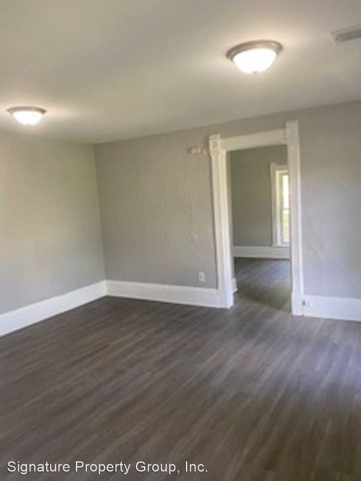 900 Summit Street - Photo 3 of 8