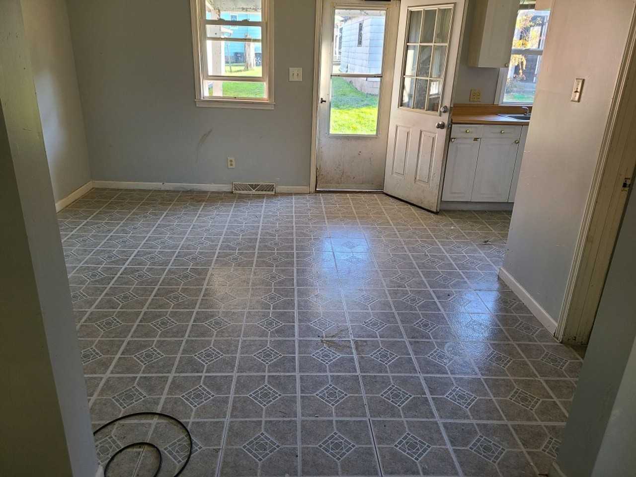 1405 E Washington Ave - Photo 2 of 5