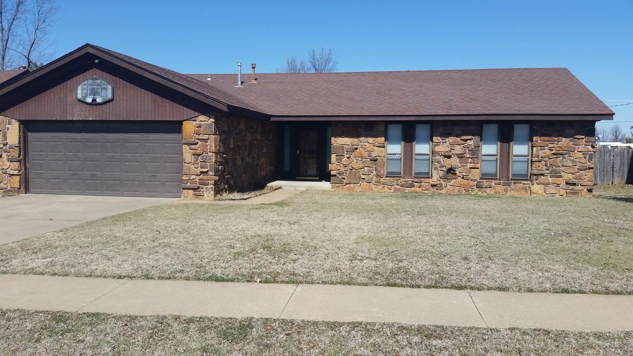 411 Overholt Dr - Photo 2 of 21