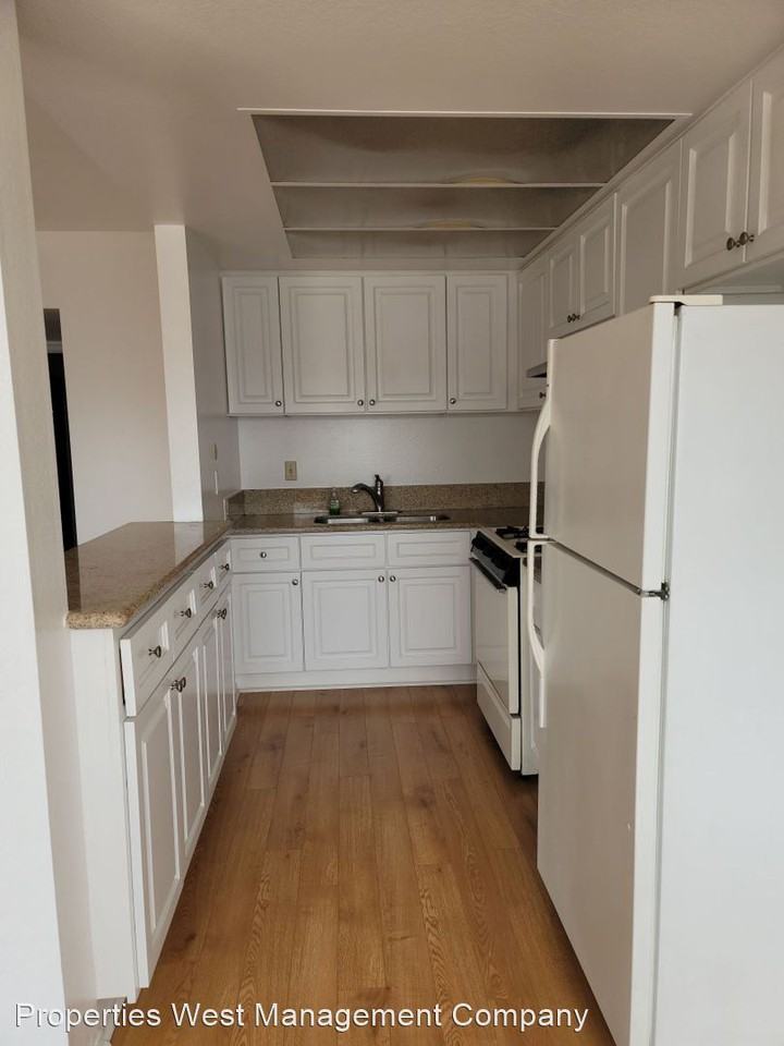 910 W 26th St #8 - Photo 3 of 8