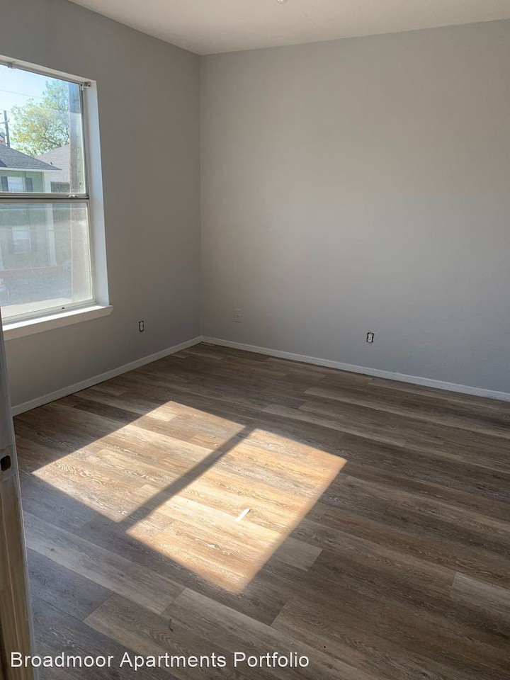 1516 Broadmoor Drive - Photo 3 of 3