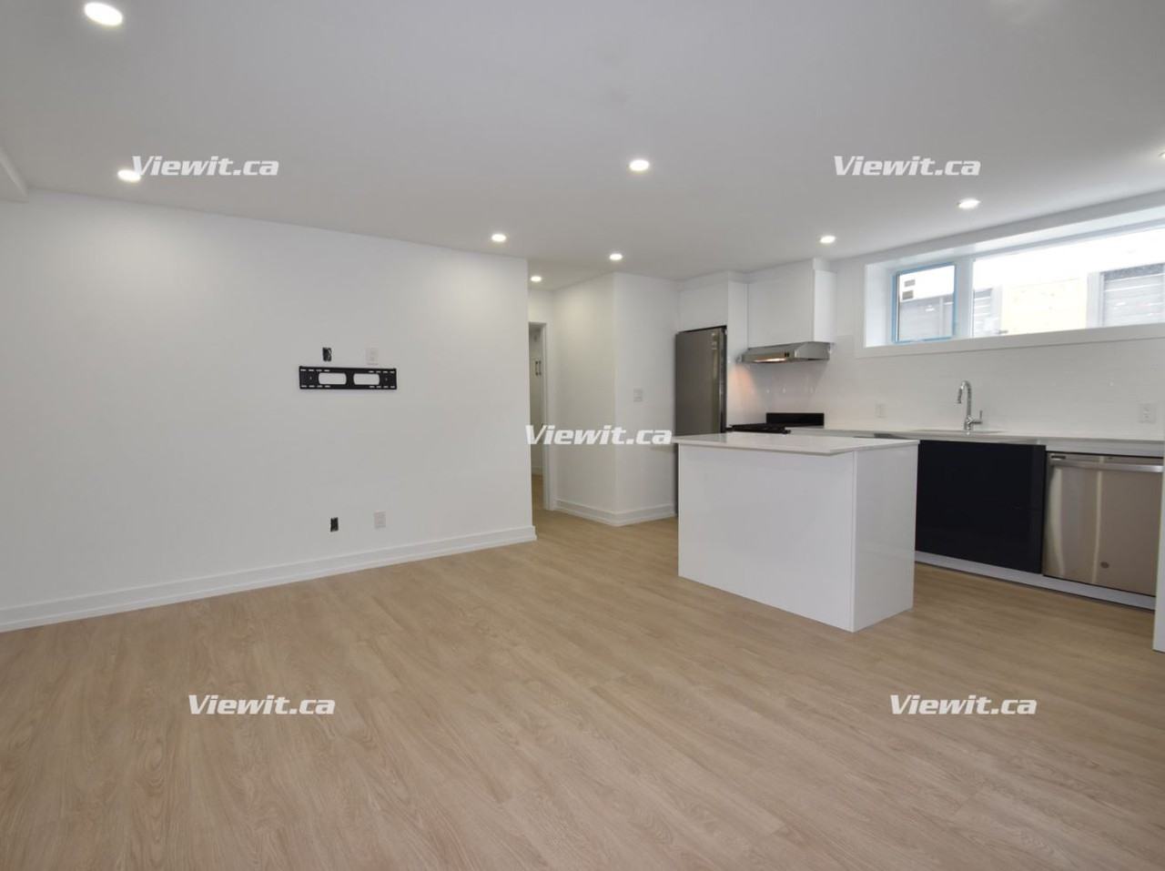 311 Linsmore Cres #1 - Photo 3 of 13