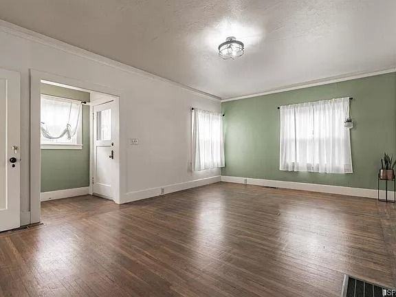 2020 E 15th St - Photo 3 of 11