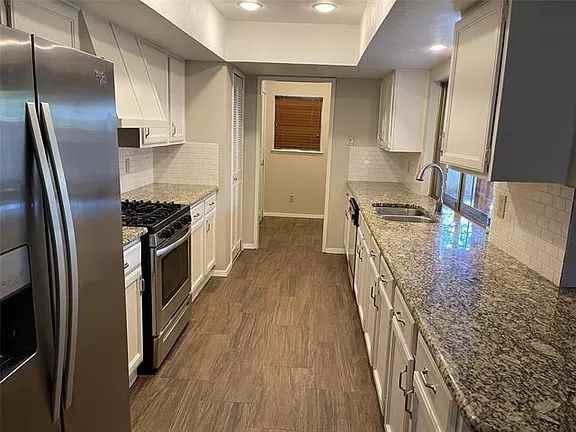 10910 Wallbrook Dr - Photo 2 of 10