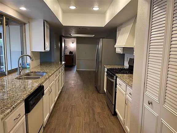 10910 Wallbrook Dr - Photo 3 of 10