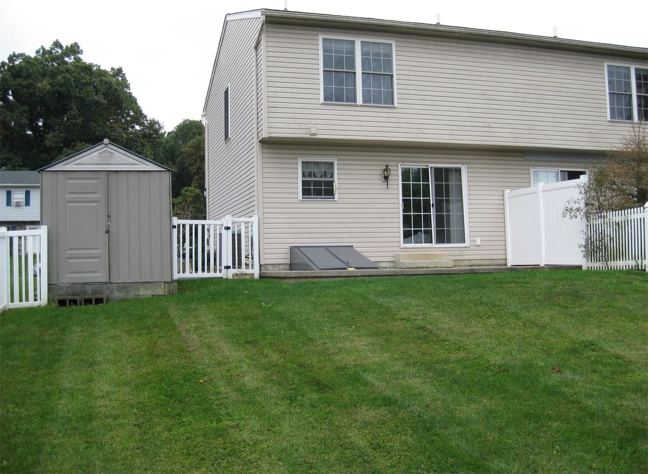 519 E Linden St - Photo 3 of 23